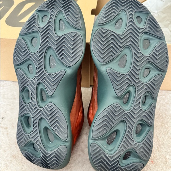 Yeezy 700 9.5 Men’s Copper Fade - Picture 4 of 4